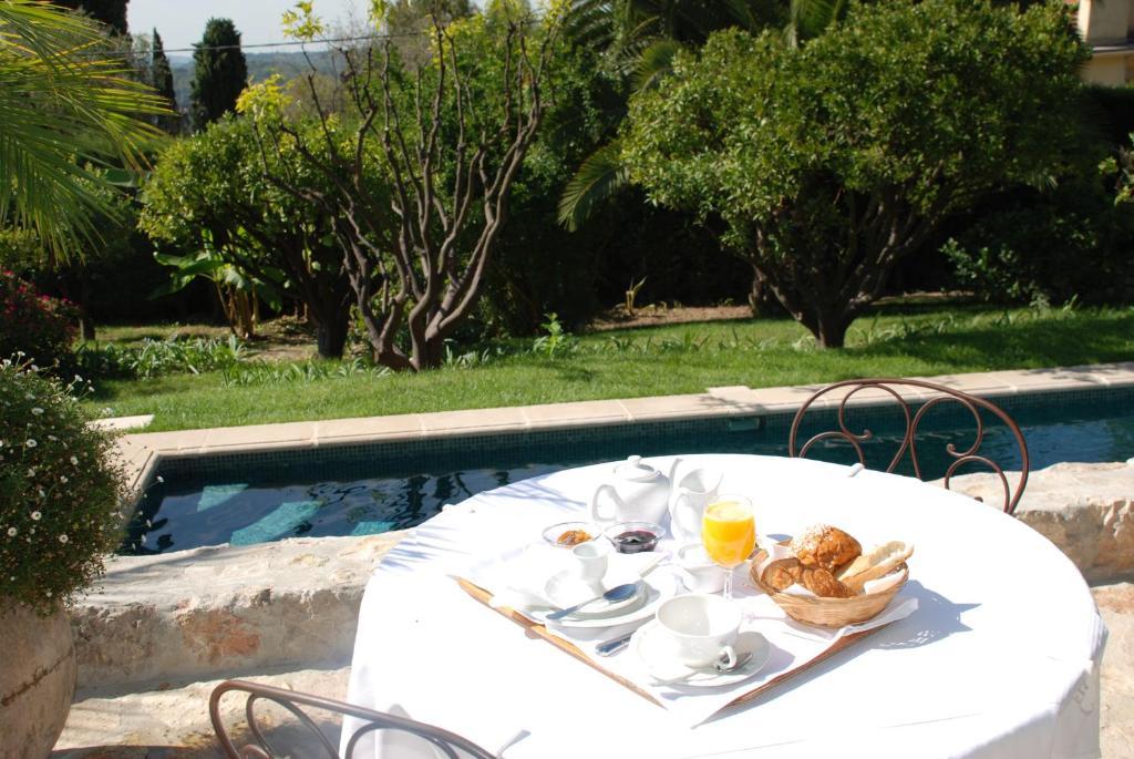 Les Orangers Bed & Breakfast Saint Paul de Vence Exterior photo